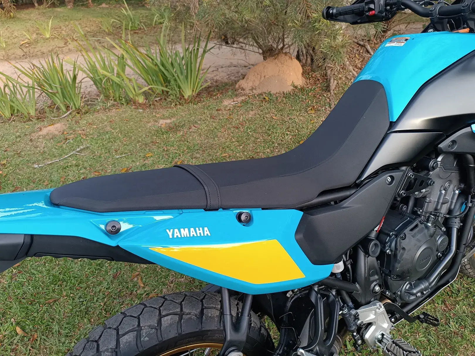 O banco da Yamaha Ténéré 700 é feito em peça única e é quase reto: conforto limitado