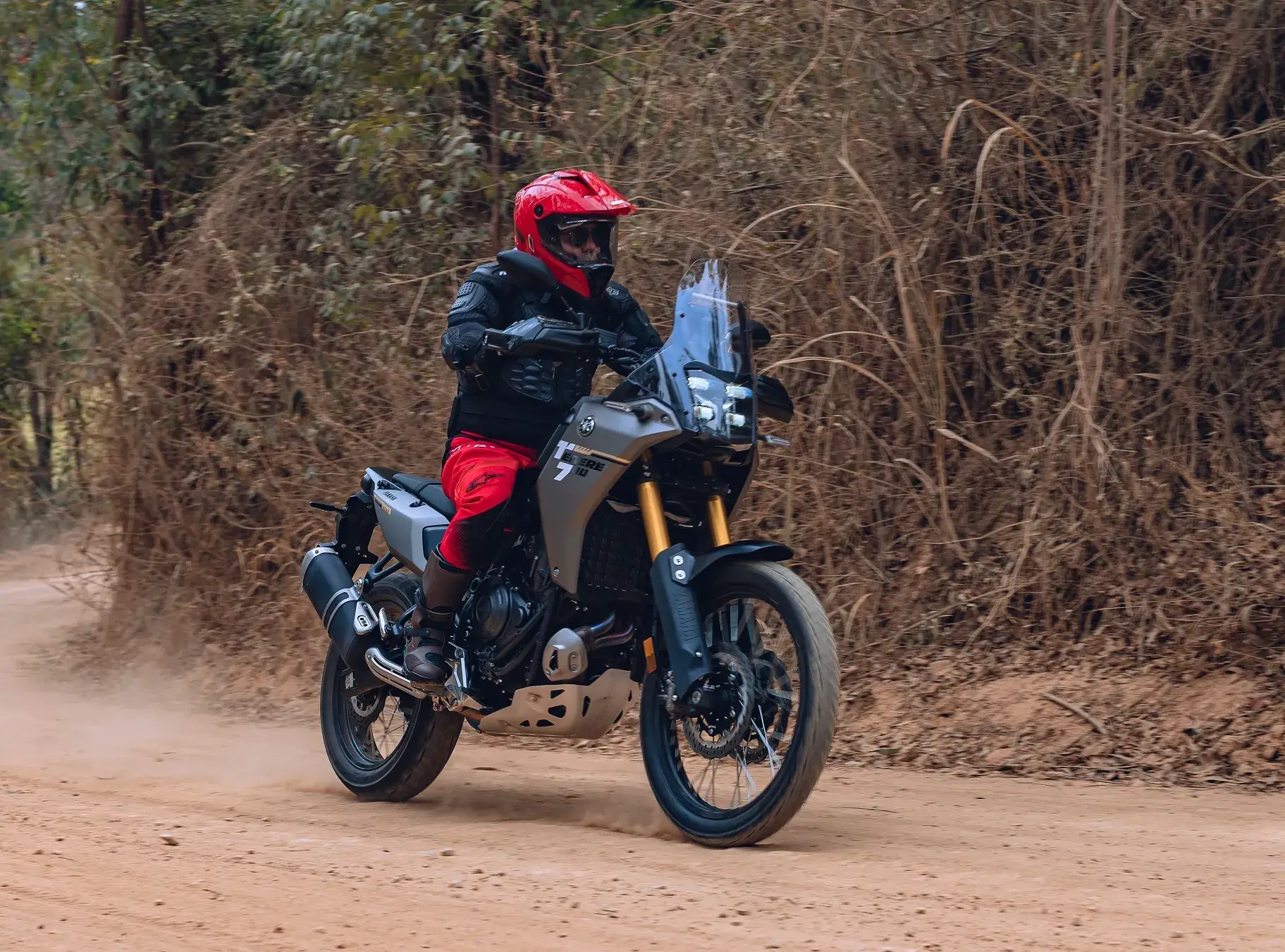 A Yamaha Ténéré 700 também vai bem no off-road, mas em baixas velocidades exige trocas de marchas frequentes