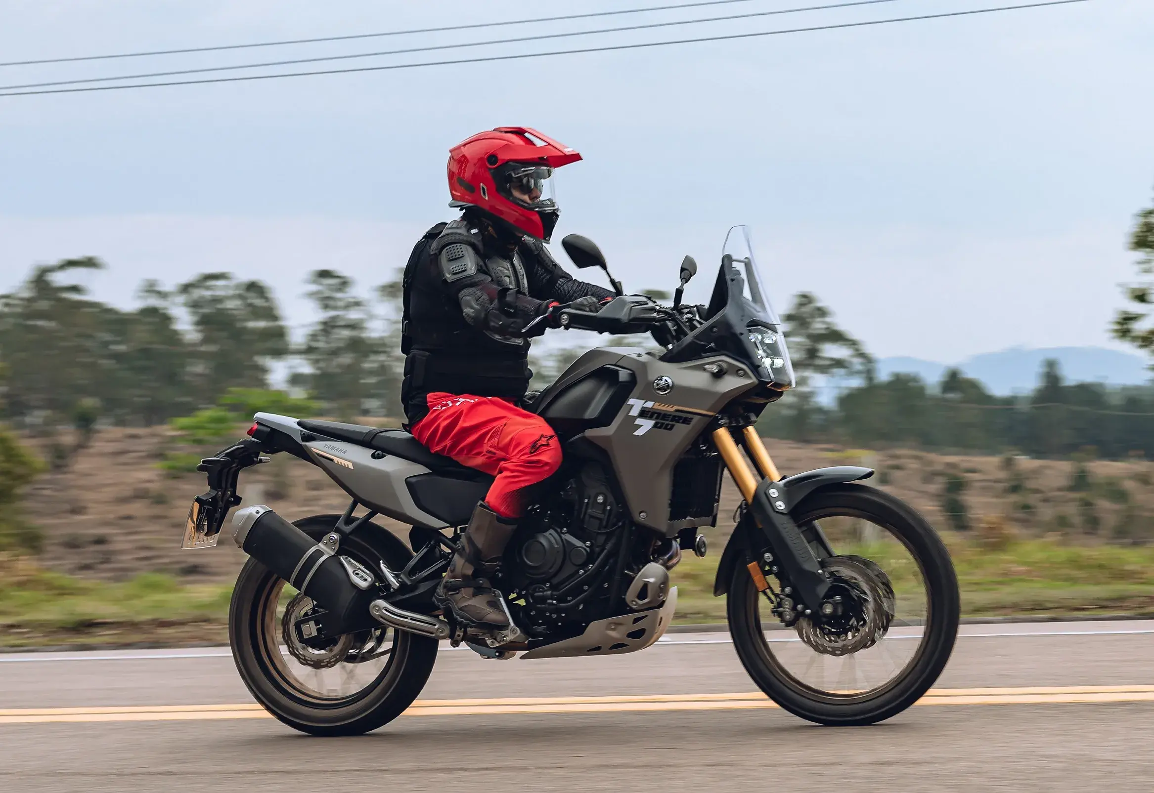 A Yamaha Ténéré 700 roda melhor na estrada do que em ambiente urbano