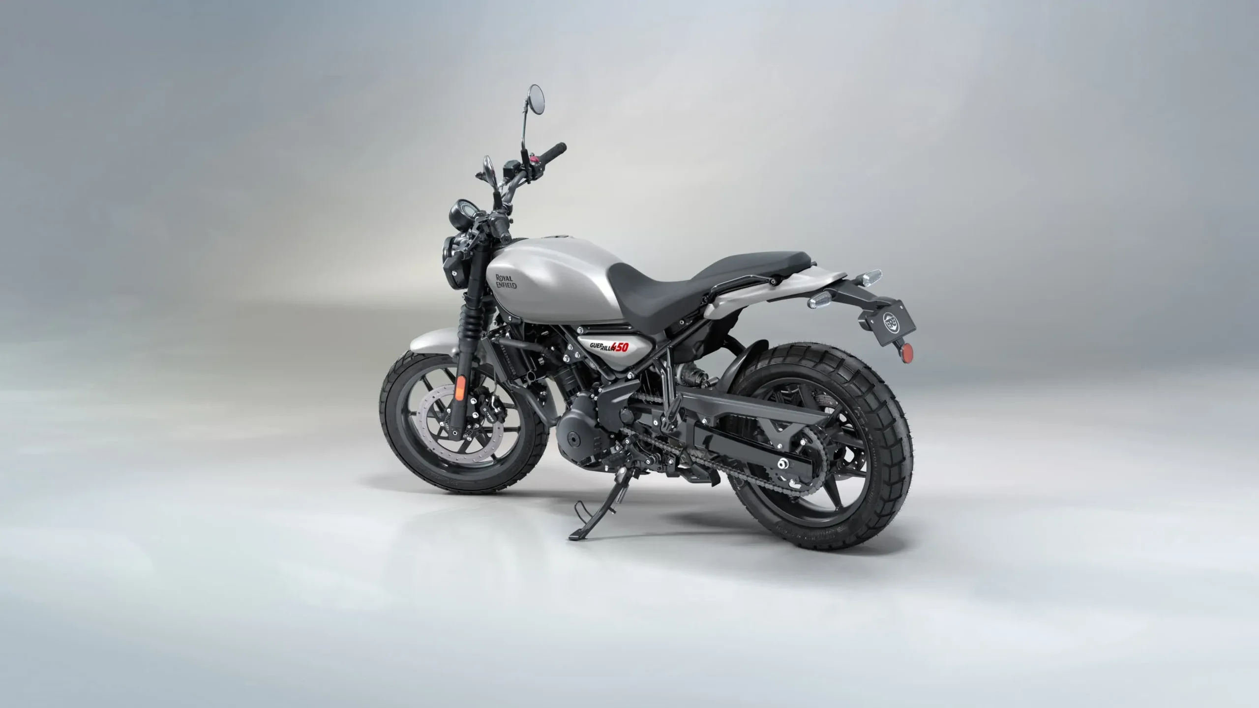 A Guerrilla 450 mais discreta é a Smoke Silver - na tradicional cor prata