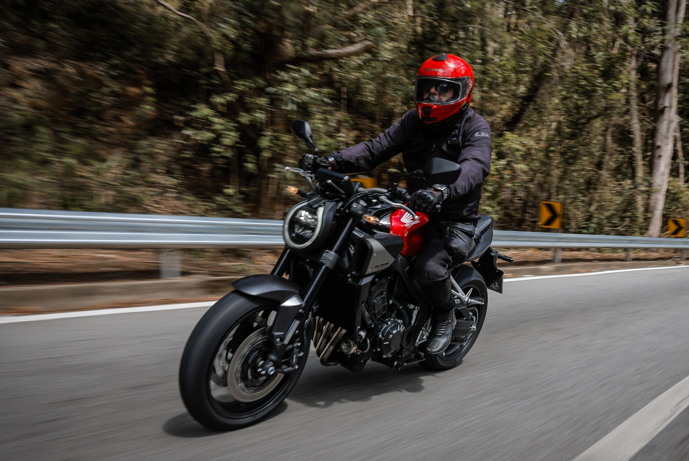 A pilotagem da Honda CB 650R com o sistema E-Clutch é fácil e intuitiva