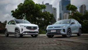 Fiat Pulse Hybrid Impetus branco do lado esquerdo em posição 3/4 e do lado direito o Voklswagen Tera High azul em posição de 3/4 de frente