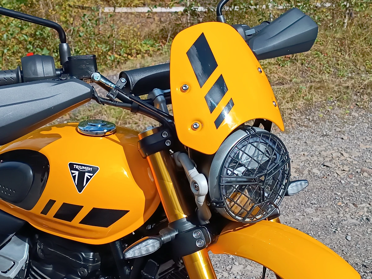 A 400 XC também tem grade protetora no farol e number plate frontal