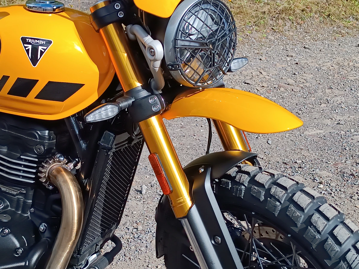 Uma das novidades na Scrambler 400 XC é o para-lama dianteiro&nbsp;duplo