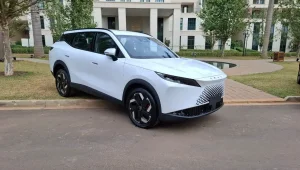 Omoda 7 é SUV híbrido capaz de rodar mais de 1.400 km com um único tanque