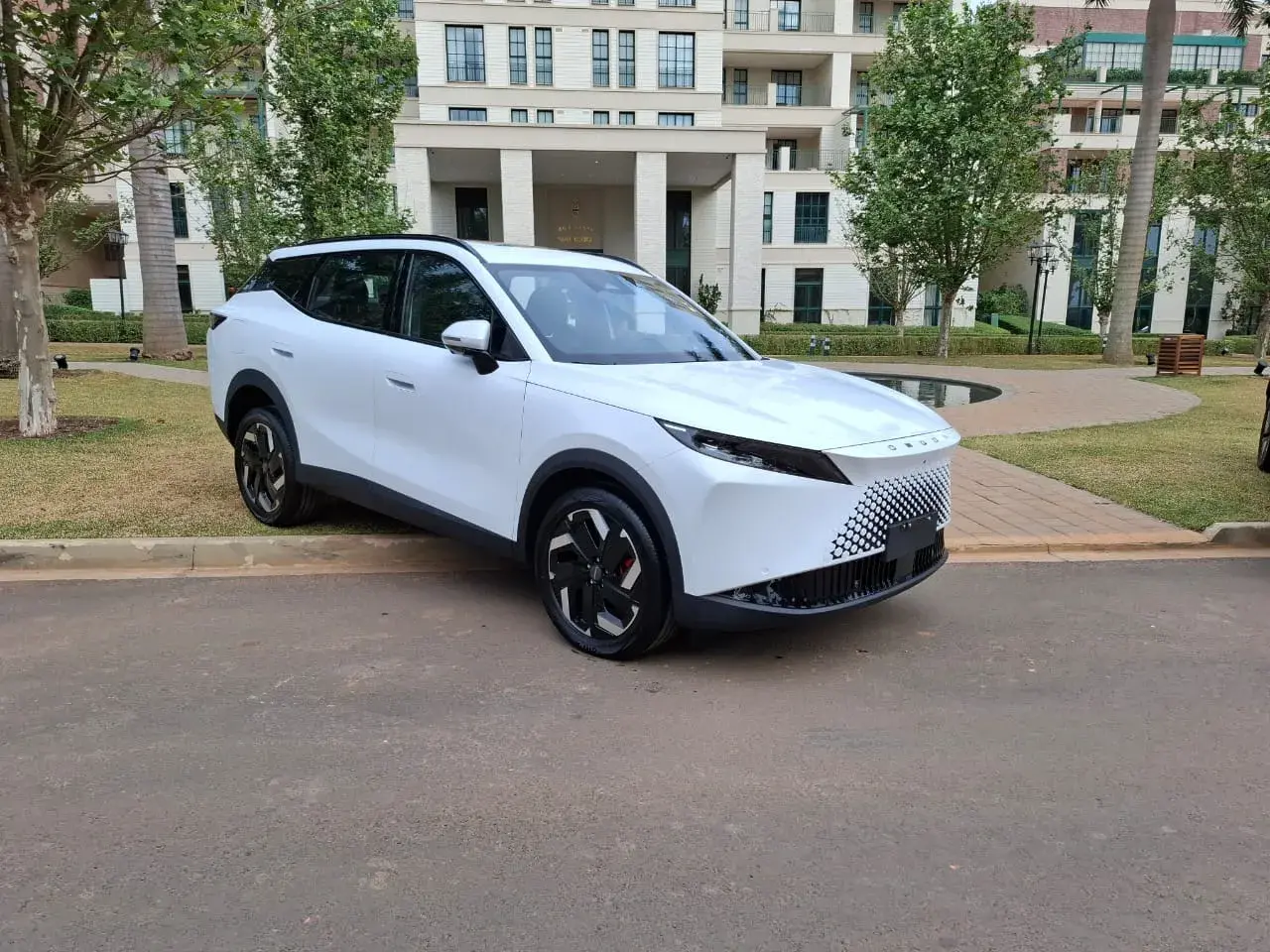 Omoda 7 é SUV híbrido capaz de rodar mais de 1.400 km com um único tanque