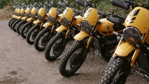Durante a apresentação da Triumph Scrambler 400 XC na Inglaterra, havia apenas modelos na cor amarela