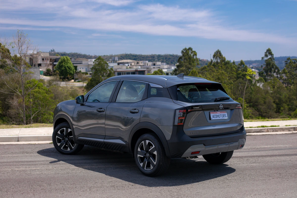 O Kicks tem motor 1.0 litro flex com injeção direta e turbo, que rende até 125 cv de potência e 22,4 kgfm de torque (etanol)