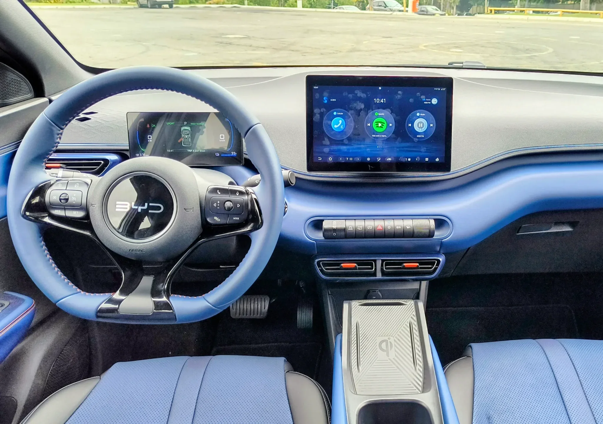  O interior do subcompacto da marca chinesa é minimalista, mas tem central multimídia gigante