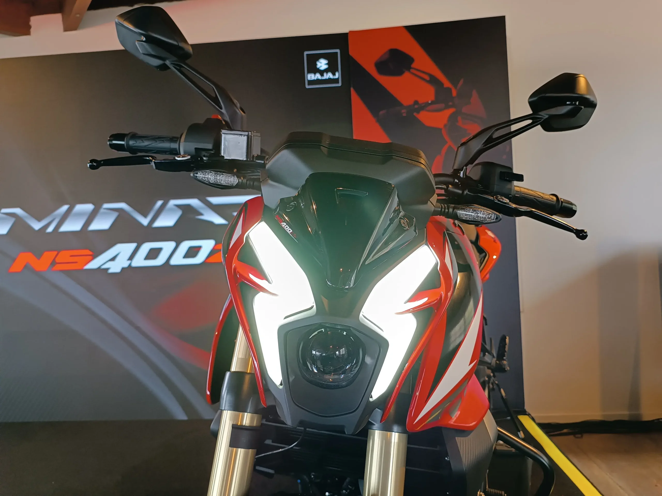 O conjunto ótico dianteiro tem projetor de luz e luzes de rodagem diurnas em LED