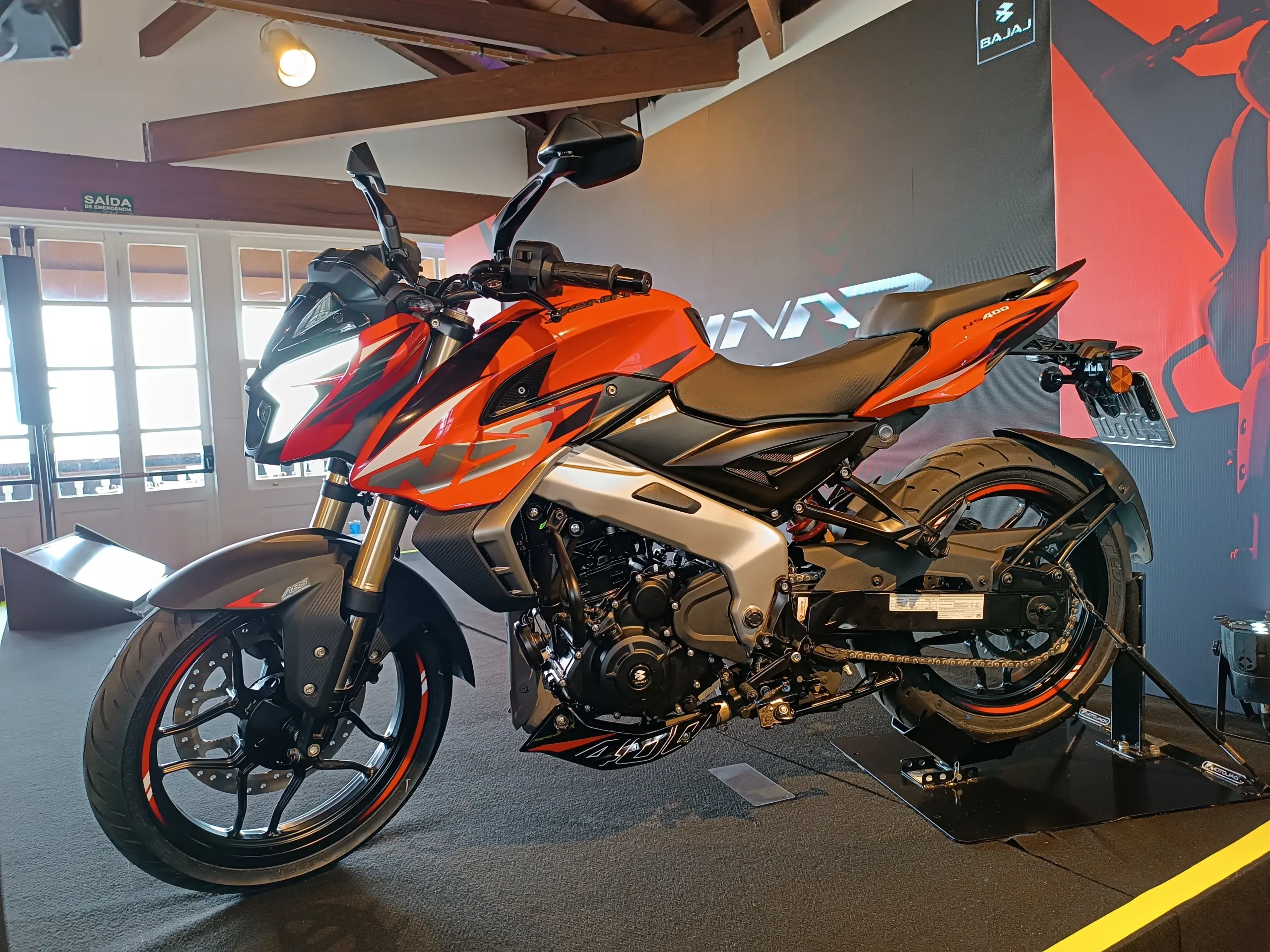 A Bajaj Dominar NS400Z tem design agressivo, robótico e jovial