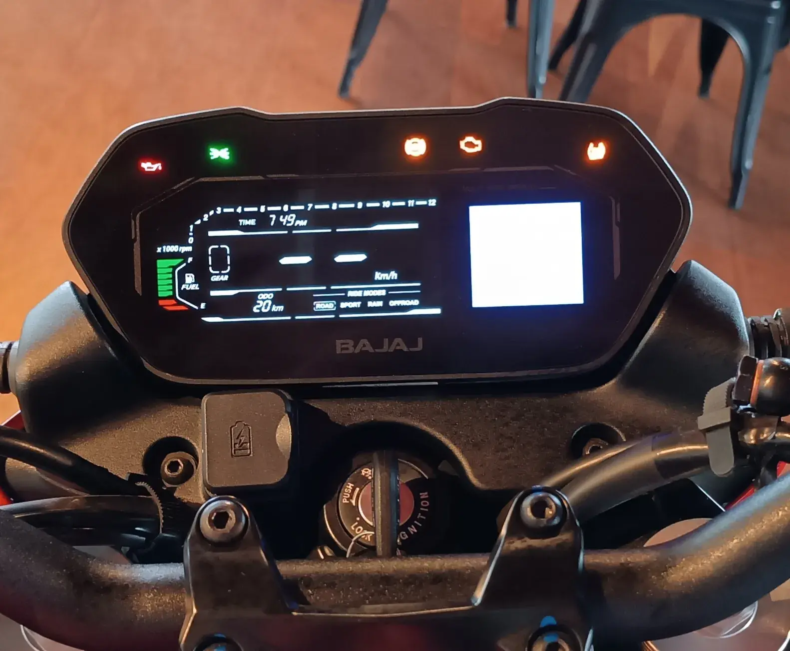 O painel tem uma parte maior, digital, com as informações habituais, e uma menor, com telinha de LCD, para infos complementares e selecionáveis