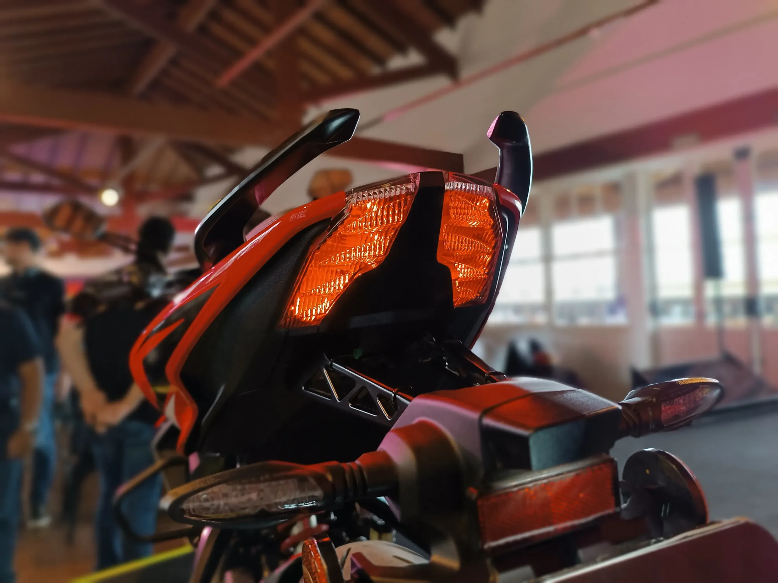 A rabeta é mais arrebitada e curta que a da Dominar 400, mas mantém a lanterna dividida em duas seções