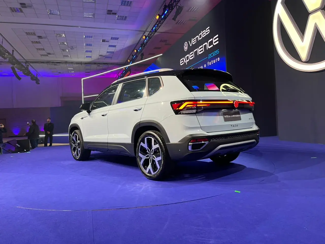 Volkswagen Taos 2026 branco em posição 3/4 de traseira