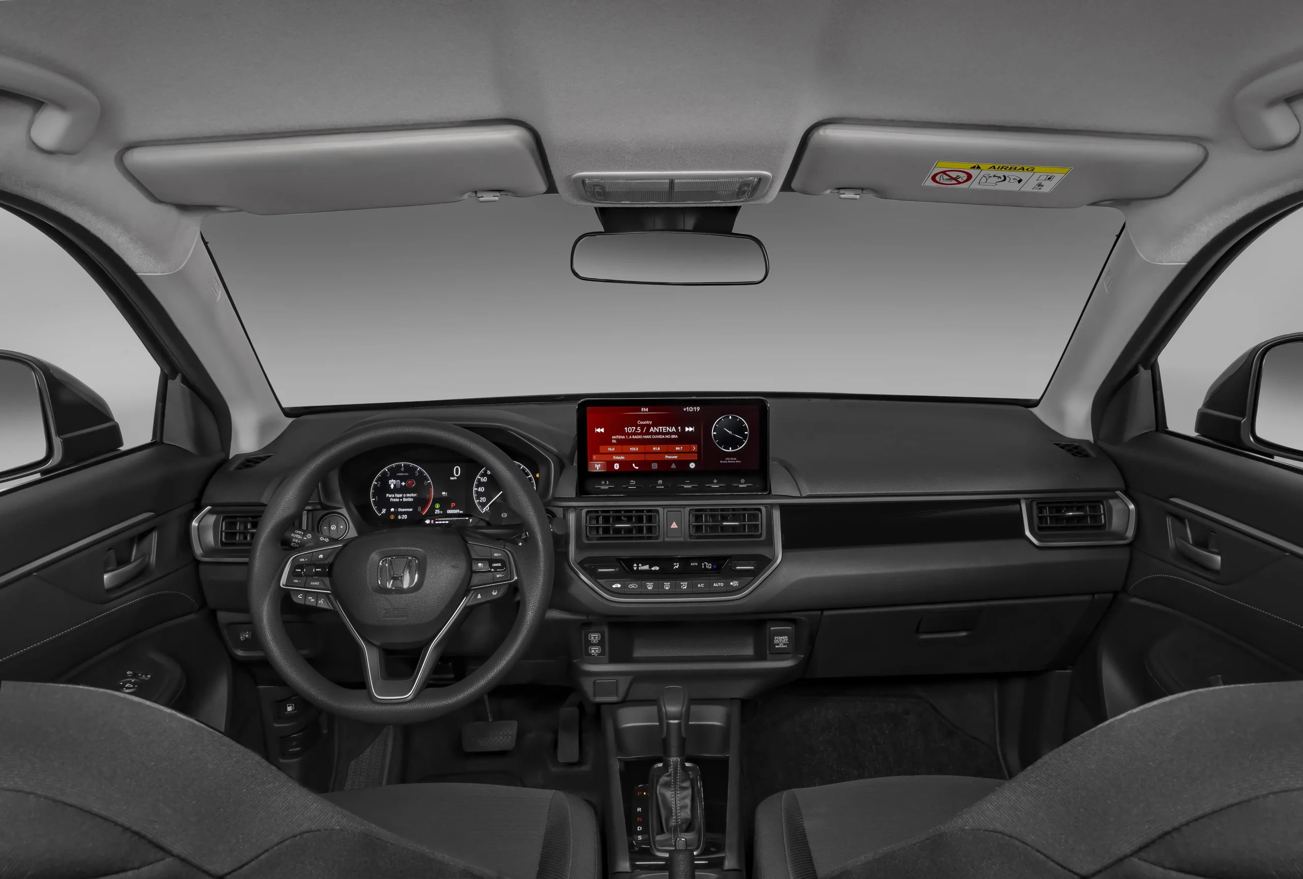 O quadro de instrumentos é o mesmo do HR-V e a tela multimídia de 10 polegadas tem espelhamento sem fio com Android Auto e Apple CarPlay