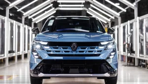 Renault Boreal saindo da linha de montagem da fábrica de São José dos Pinhais (PR).