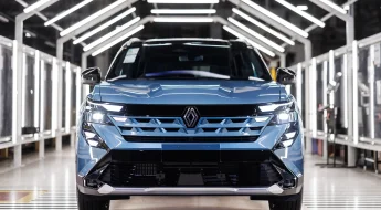 Renault Boreal saindo da linha de montagem da fábrica de São José dos Pinhais (PR).