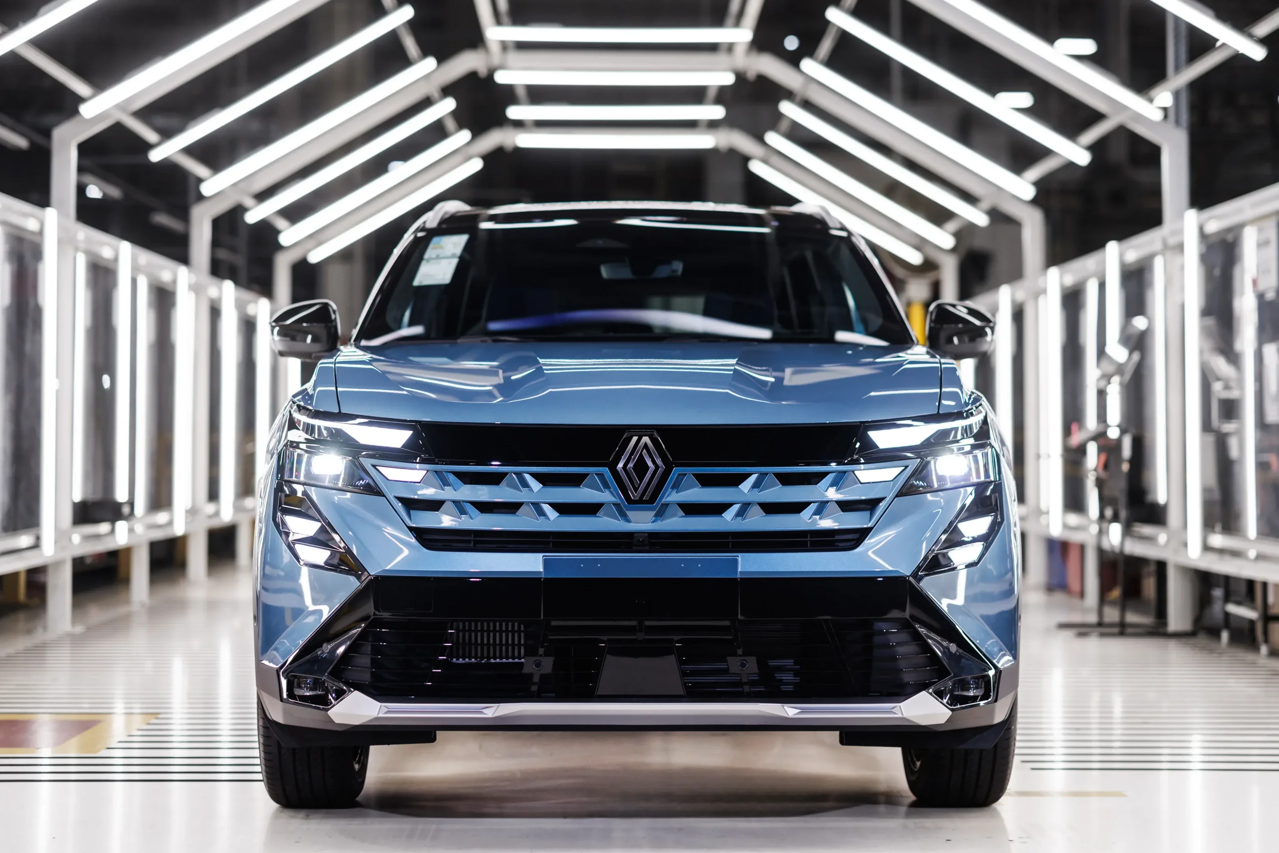 Renault Boreal saindo da linha de montagem da fábrica de São José dos Pinhais (PR).