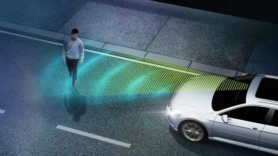 O sistema de frenagem automática de emergência ajuda a evitar acidentes com pedestres