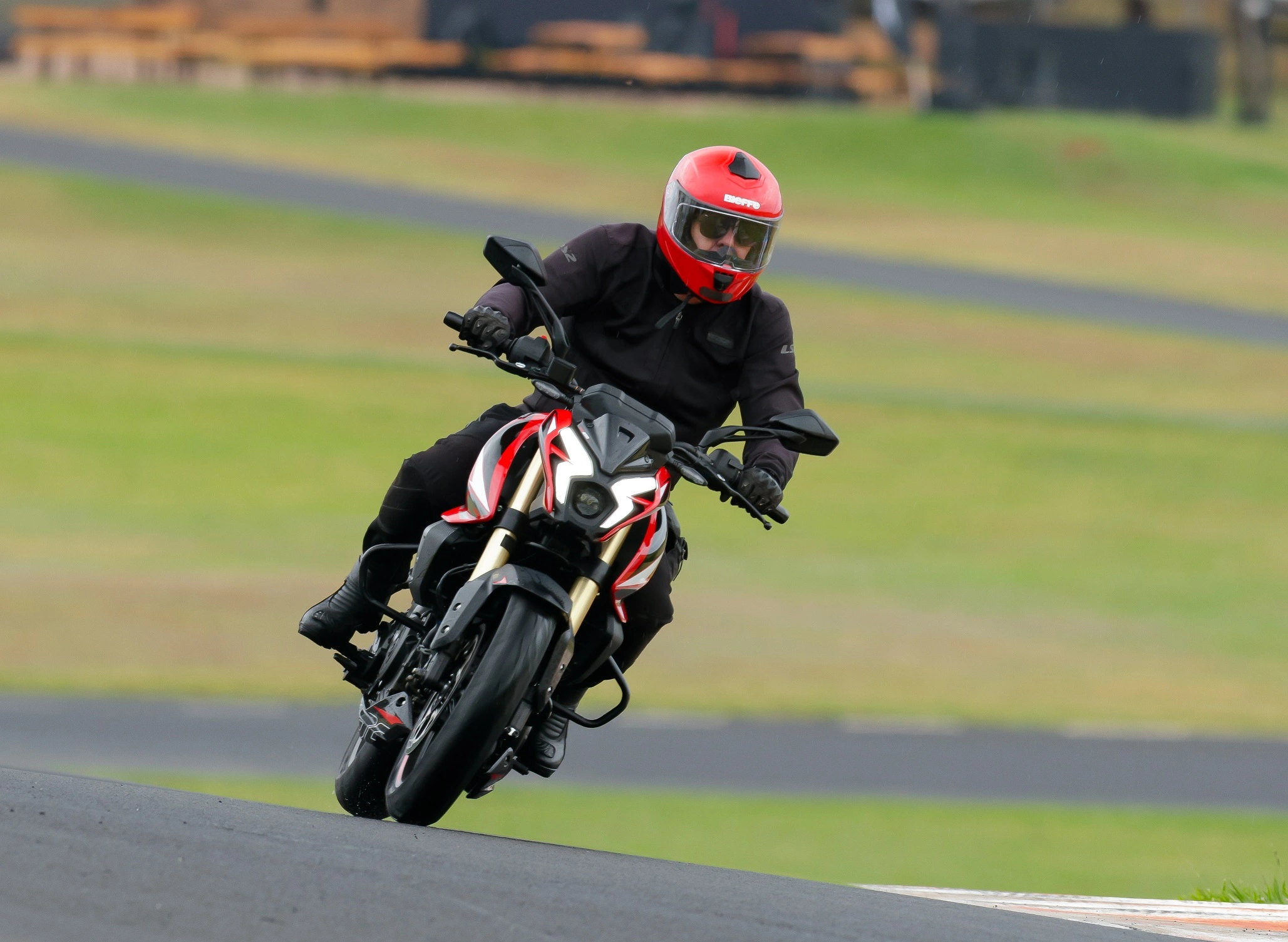 Na pista, a Dominar NS400Z exibiu um desempenho geral bastante divertido e seguro