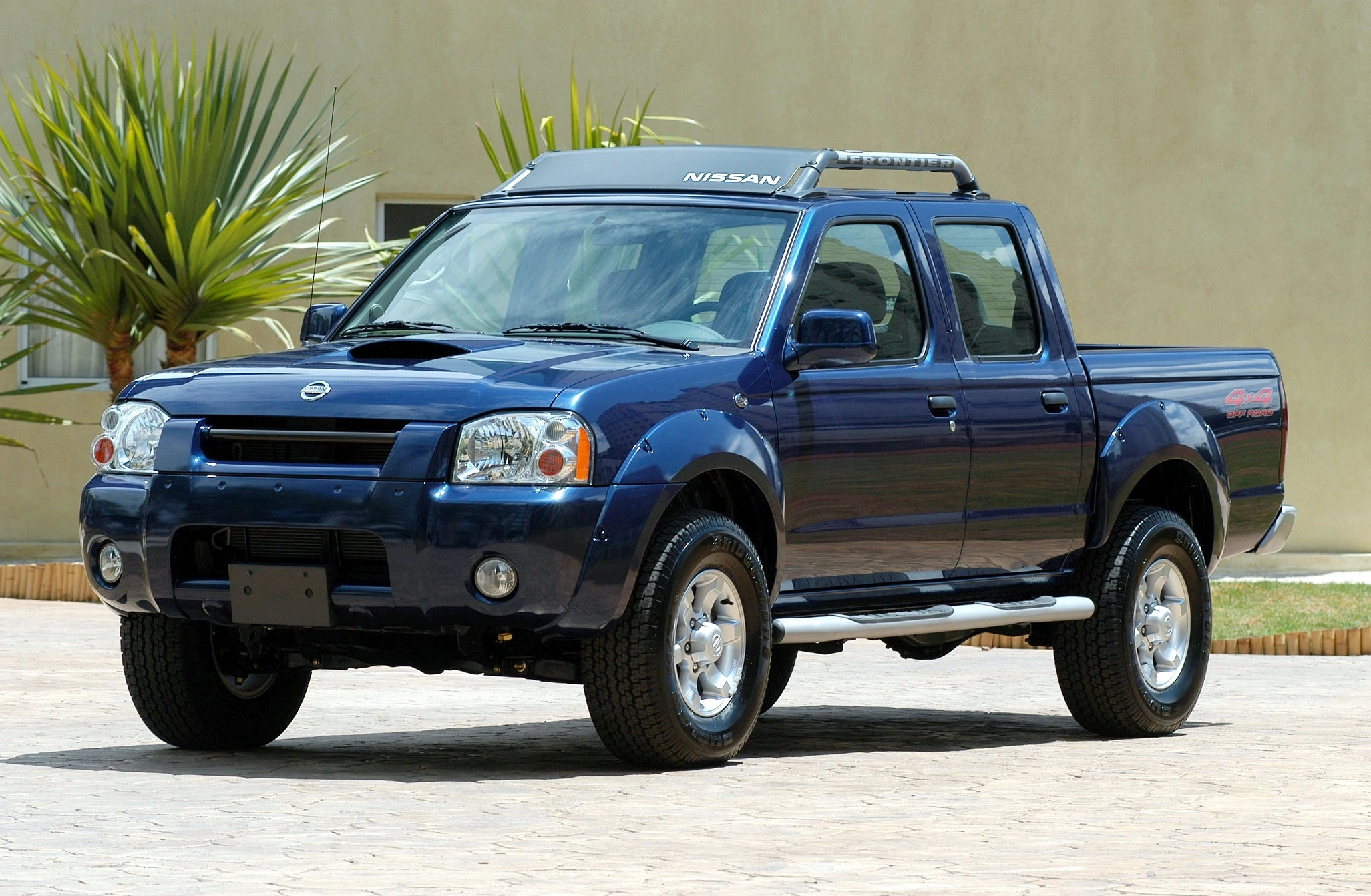 A picape Frontier foi o primeiro modelo produzido pela Nissan no Brasil, a partir de 2002