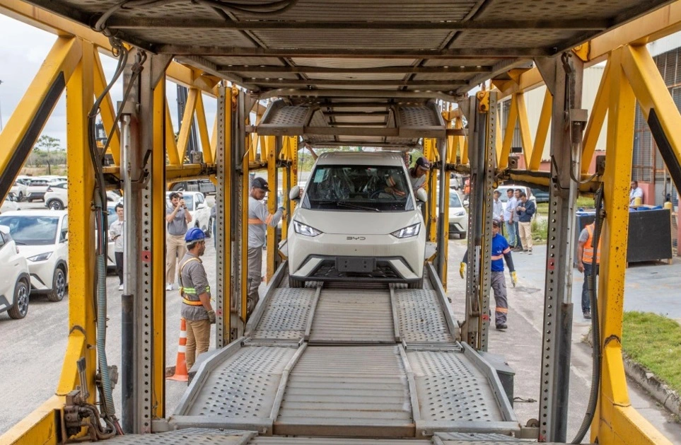 O primeiro lote de carros da BYD produzidos em Camaçari (BA) ficou pronto e embarcou para Brasília (DF)