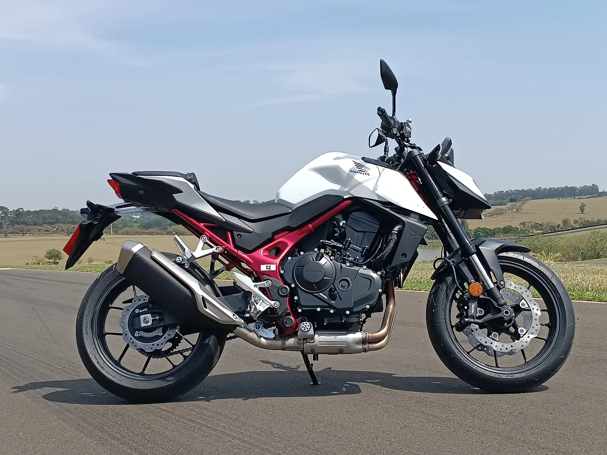 Curta no comprimento e no entre-eixos, e também relativamente leve, a Hornet 750 entrega emoção com segurança 