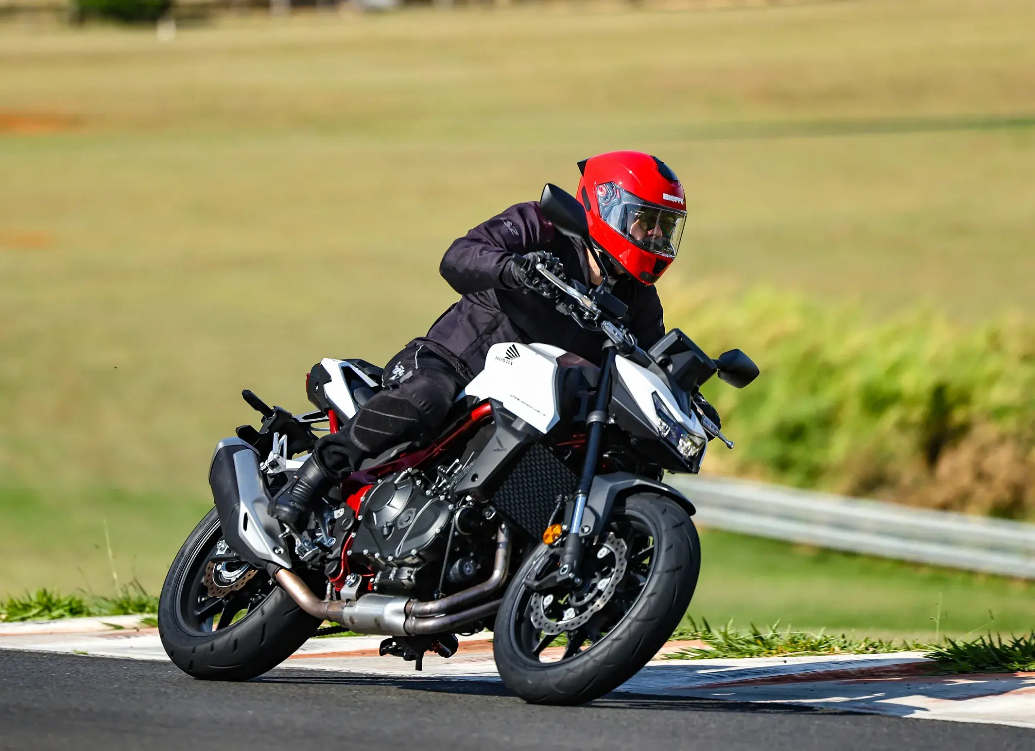 A Hornet 750 não é tresloucada como a antiga CB 600F Hornet, mas também exige atenção nas arrancadas