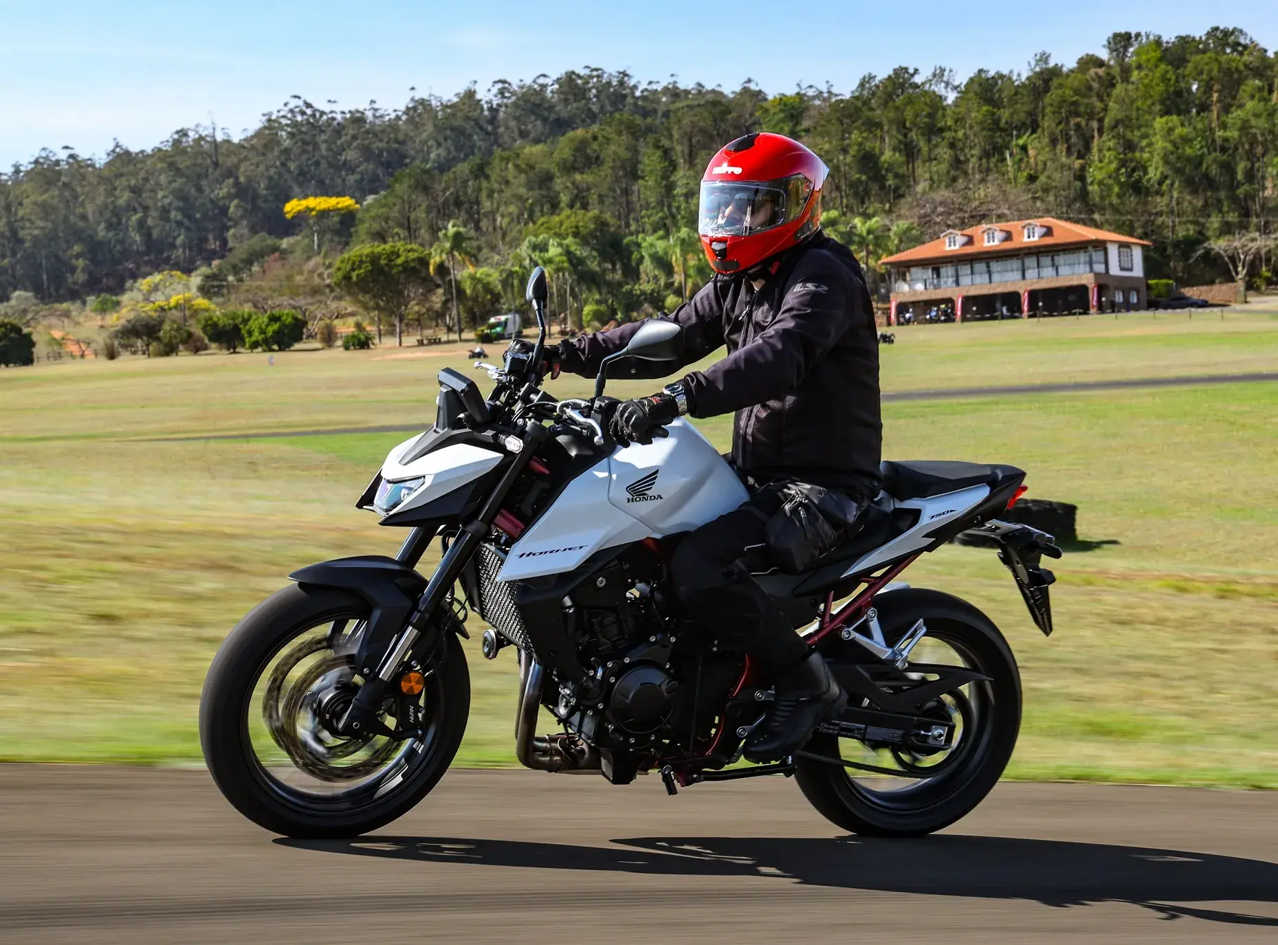 A posição de pilotagem é bem ergonômica e o banco é macio: nível de conforto é satisfatório