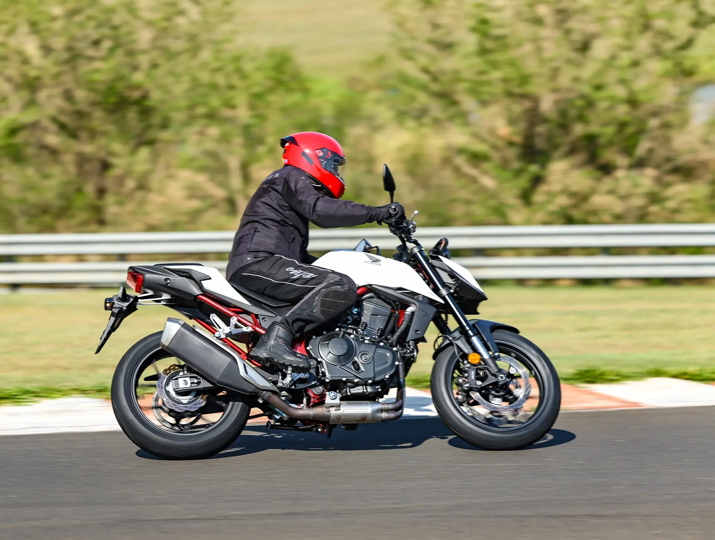 A moto exibiu muita estabilidade tanto nas retas quanto nas curvas