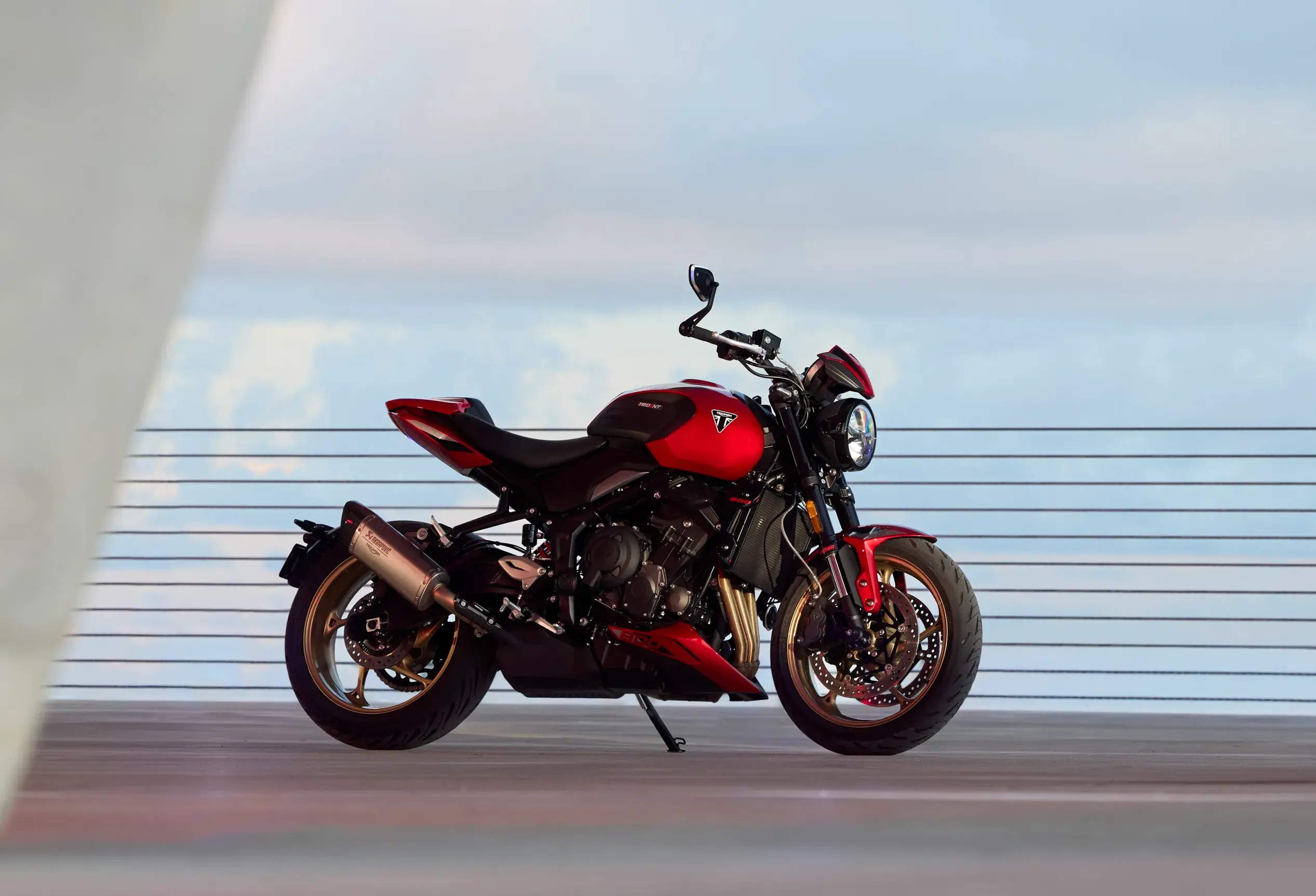 A Triumph apresentou a Trident 800 lá na Inglaterra: moto chegará às lojas em março de 2026