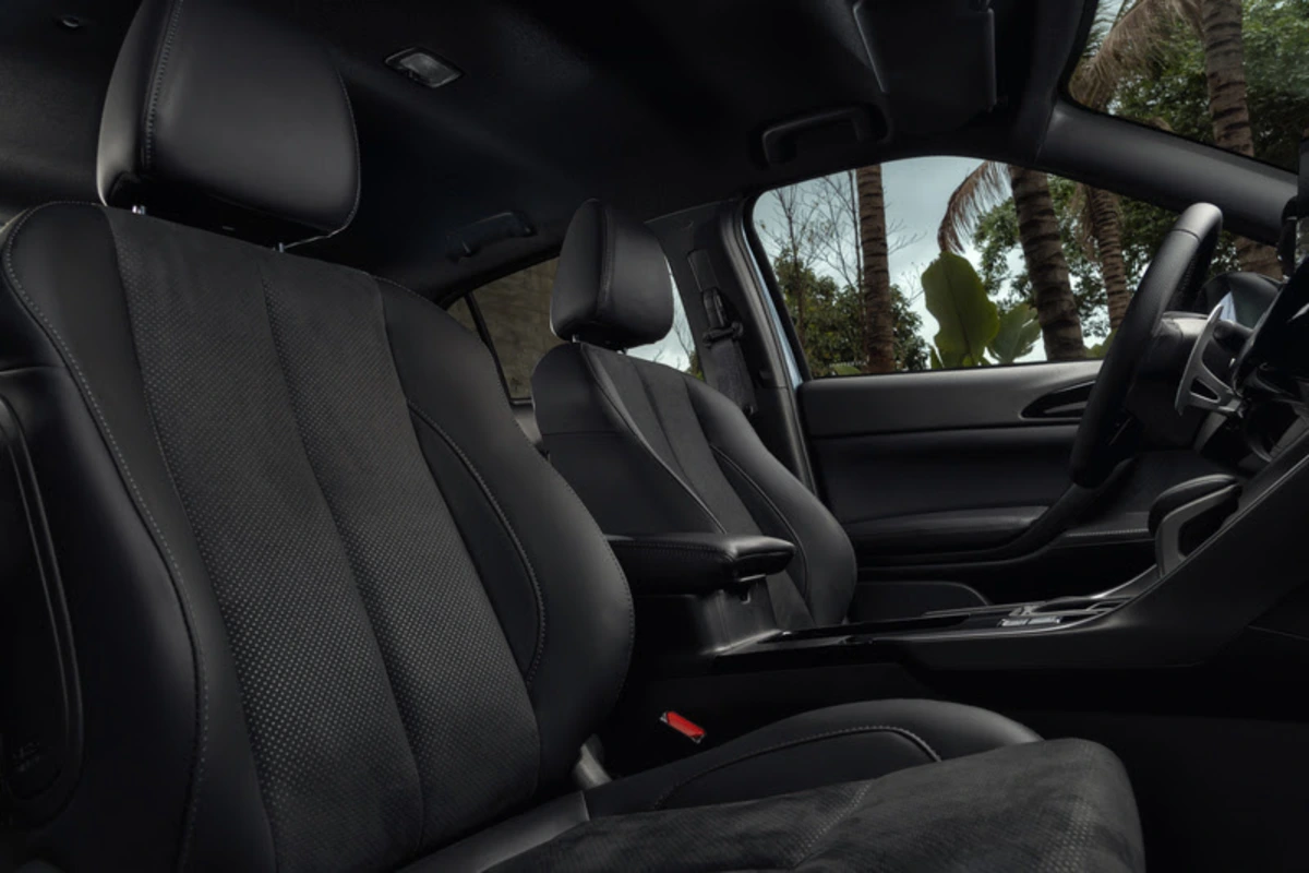 Mitsubishi Eclipse Cross Tarmac tem interior premium escurecido 