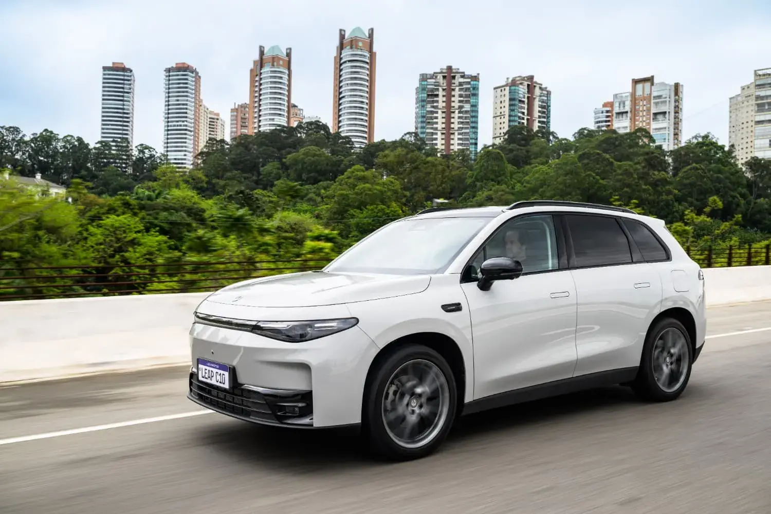 O Leapmotor C10 chega em duas versões: elétrico convencional (BEV) e com extensor de alcance (REEV), que tem motor-gerador a gasolina para recarregar a bateria