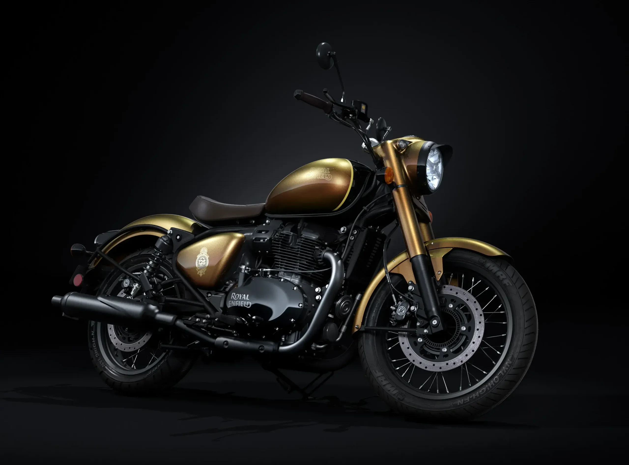 A Royal Enfield Classic 650 125th Limited Edition exibe pintura especial na cor dourada com tom sobre tom vermelho