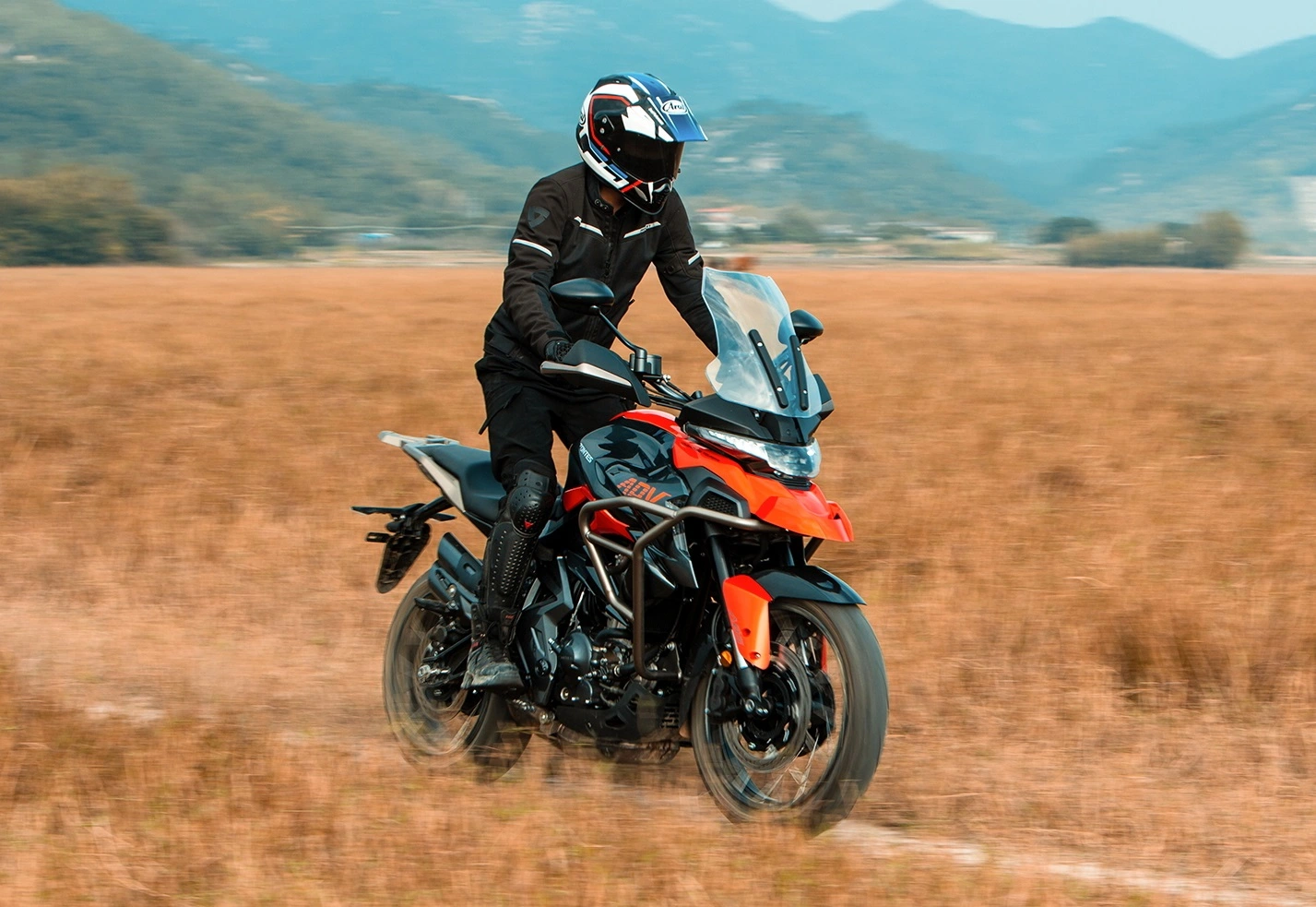 Na versão com rodas raiadas e aro 19 dianteiro a Zontes T350X é mais versátil e admite um off-road leve