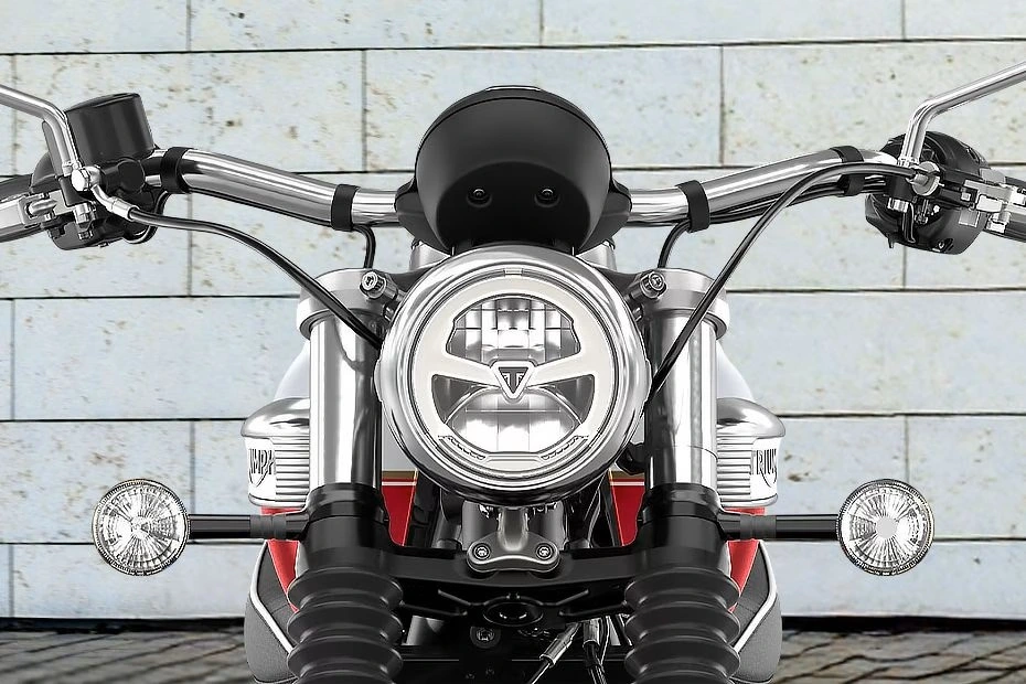 No design elegante, farol e piscas são redondos - como manda o clássico figurino custom