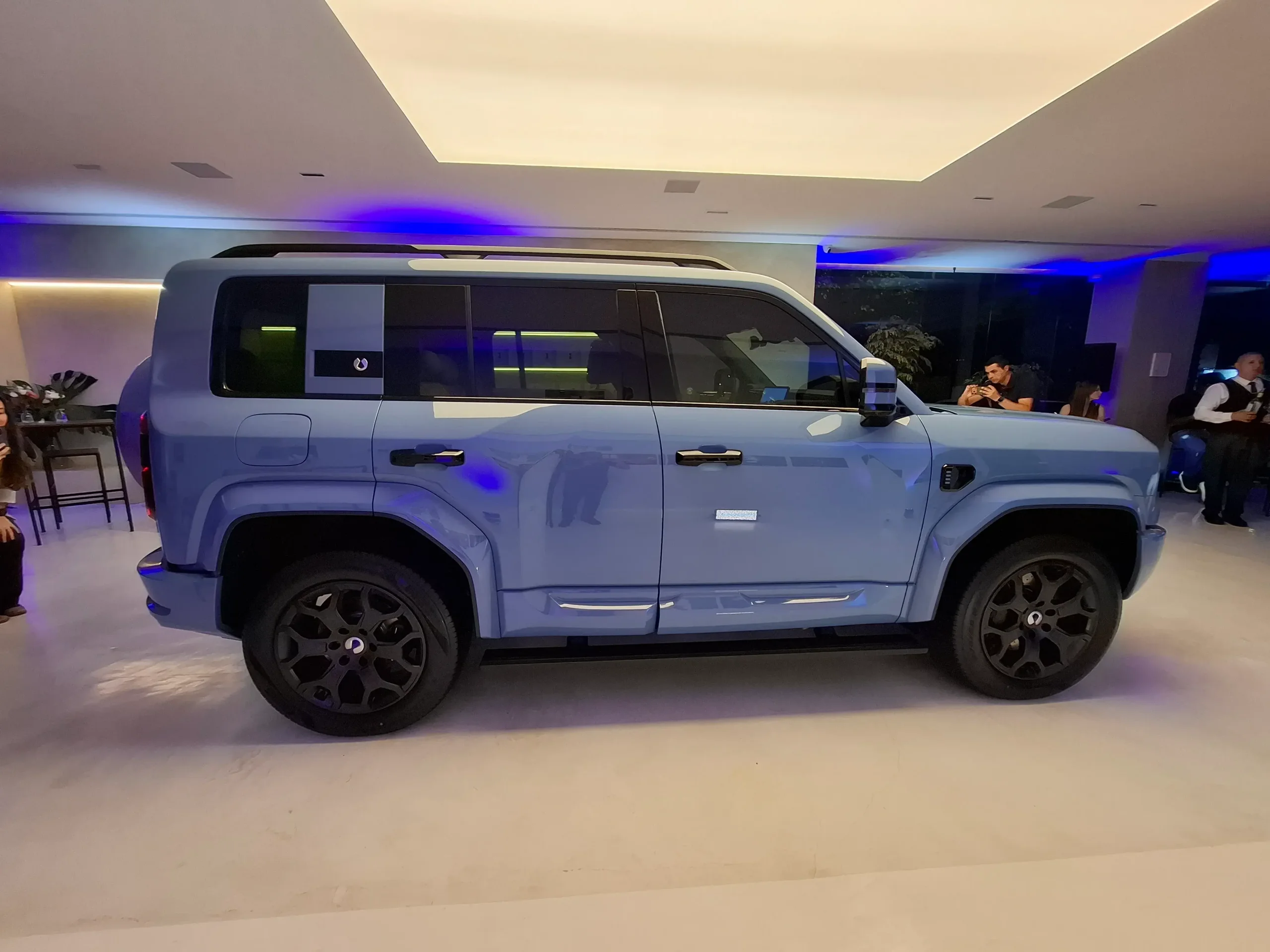  O Denza B5 tem sistema híbrido de propulsão com dois motores elétricos e um a combustão - que, juntos, geram 677 cv