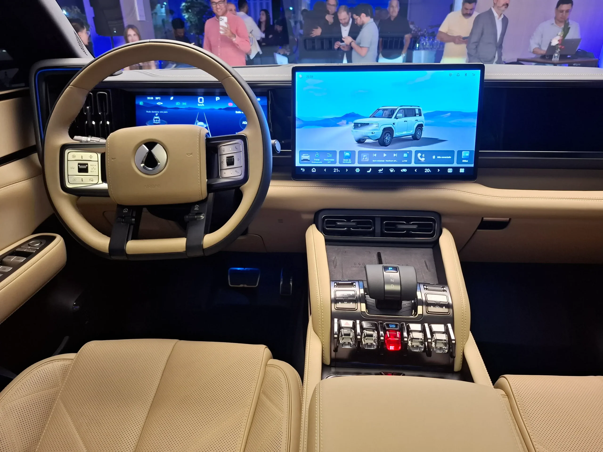  O Denza B5 se destaca também pelo interior com duas telas e acabamento com materiais de alta qualidade