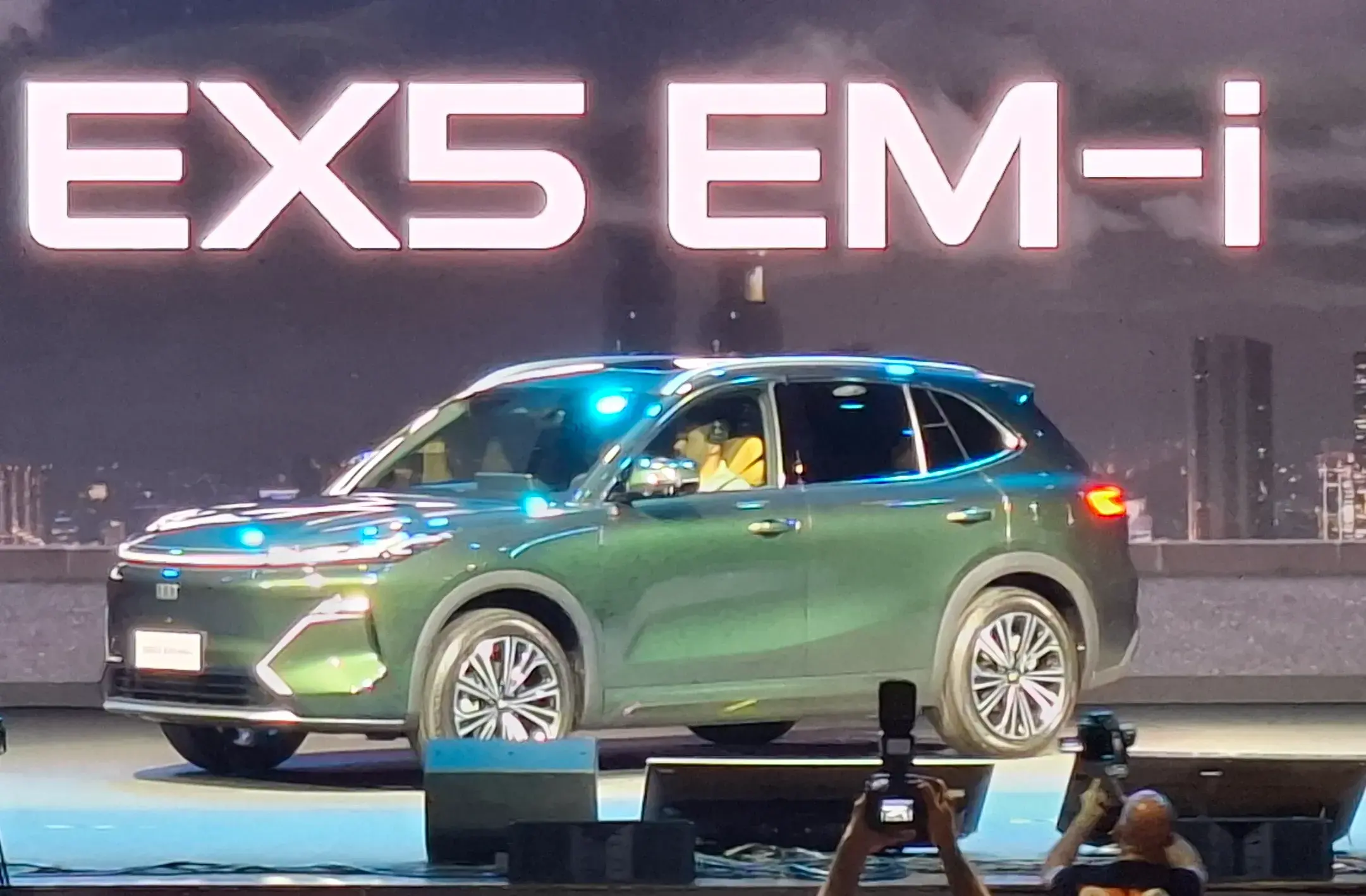 O Geely EX5 híbrido foi anunciado oficialmente no Salão de São Paulo