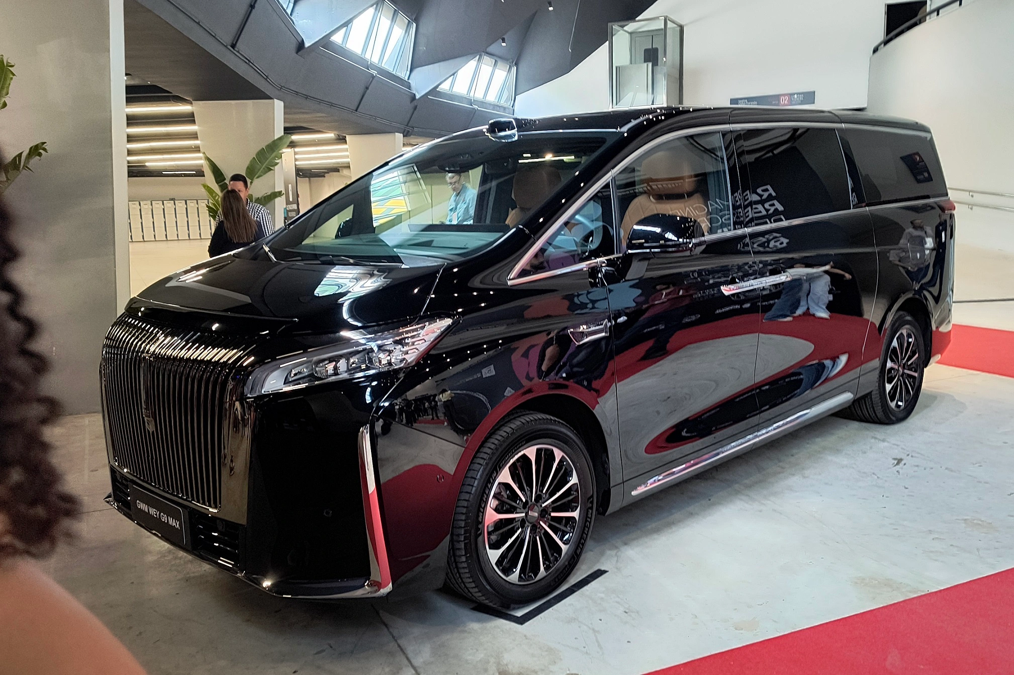 a G9 é uma minivan de luxo com motorização híbrida plug-in