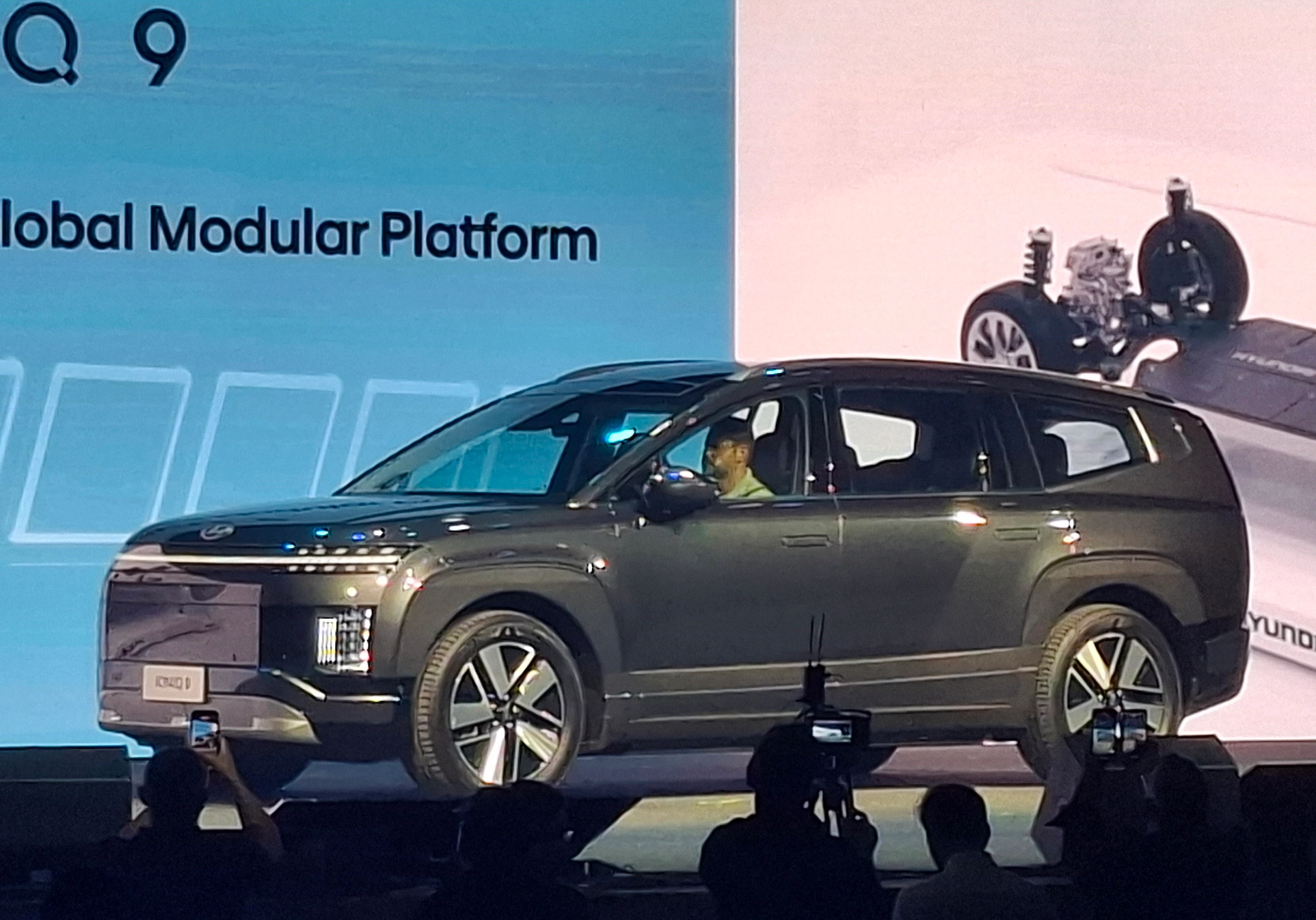 O Hyundai Ioniq 9 é uma minivan elétrica com dois motores e 435 cv de potência