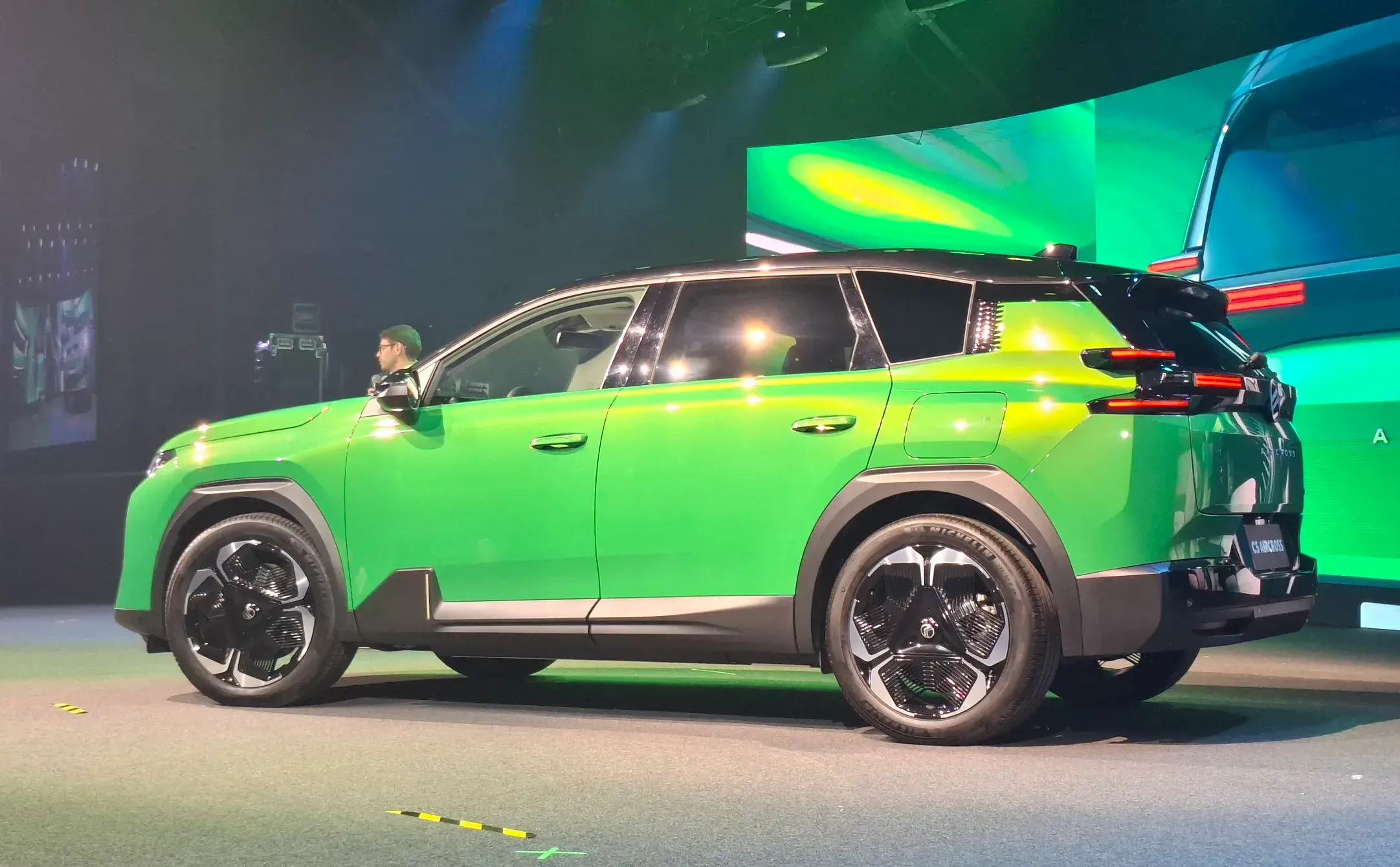 O Citroën C5 Aircross tem usa a plataforma STLA Medium: tem 1,69 m de altura, 4,65 m de comprimento e 2,78 m de entre-eixos