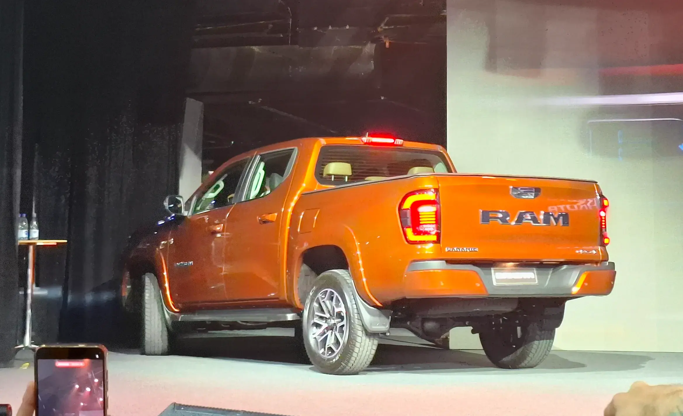 A Ram destacou a recém-lançada Dakota no Salão de São Paulo, mas o estande da marca tem outras atrações