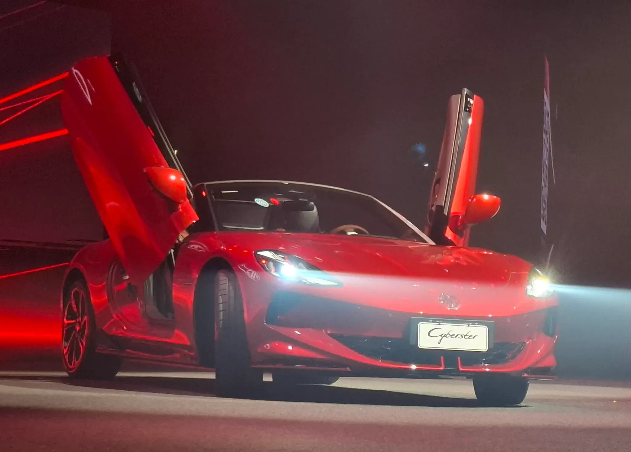 O Cyberster te,m porta do portas tipo tesoura, 510 cv de potência e 73,9 kgfm de torque