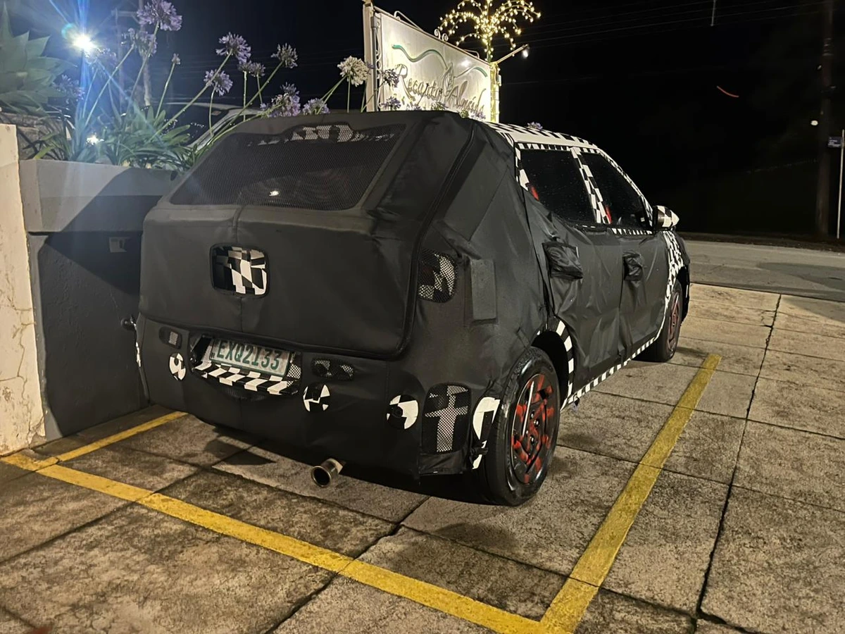 Flagra novo Hyundai HB20 camuflado