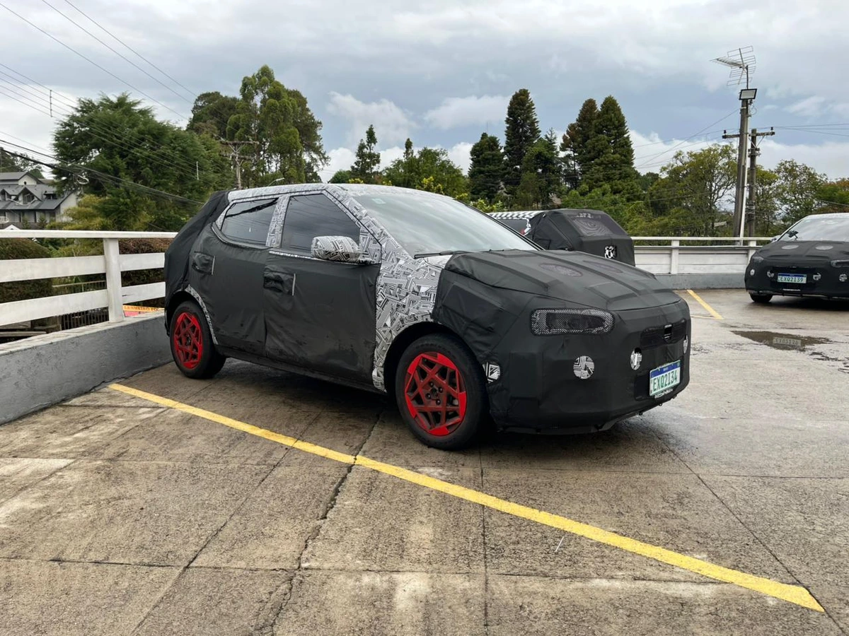 Flagra novo Hyundai HB20 camuflado