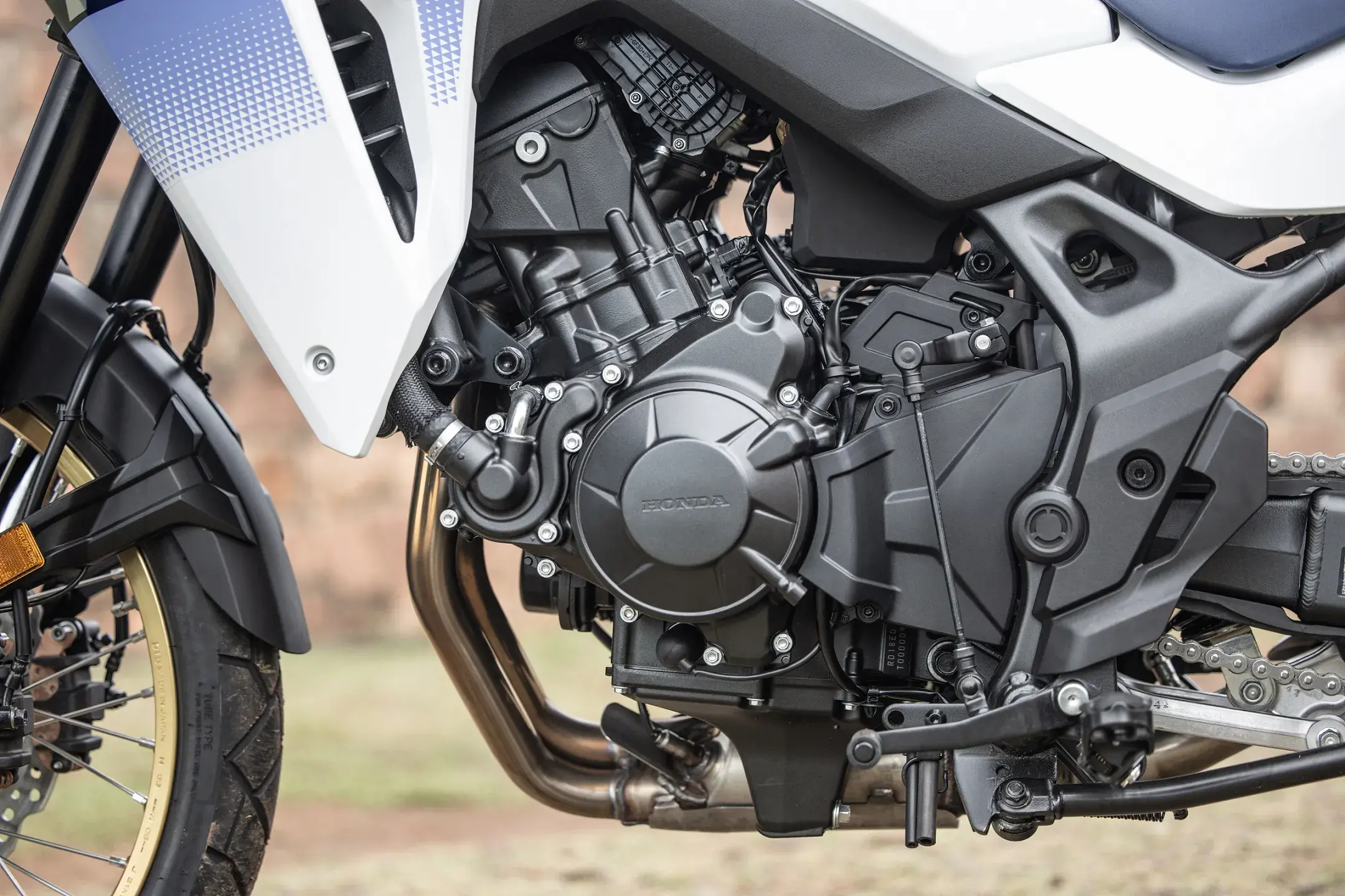 O motor da Transalp tem 755 cm³ e entrega 69,3 cv de potência a 7.000 rpm com 7,04 kgfm de torque também a 7.000 rpm