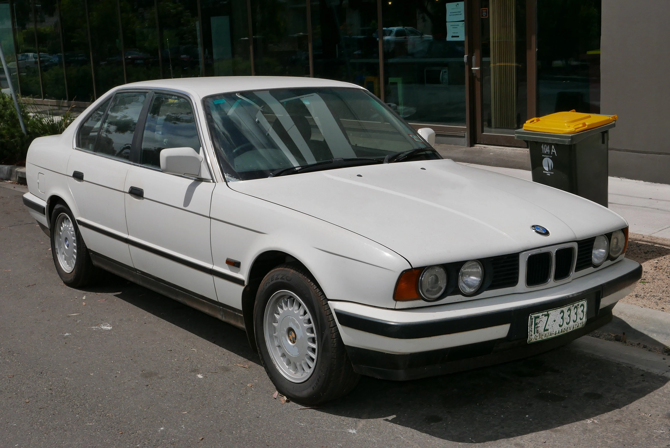 O BMW 520i foi o primeiro carro trazido para o Brasil depois da abertura das importações, em1990