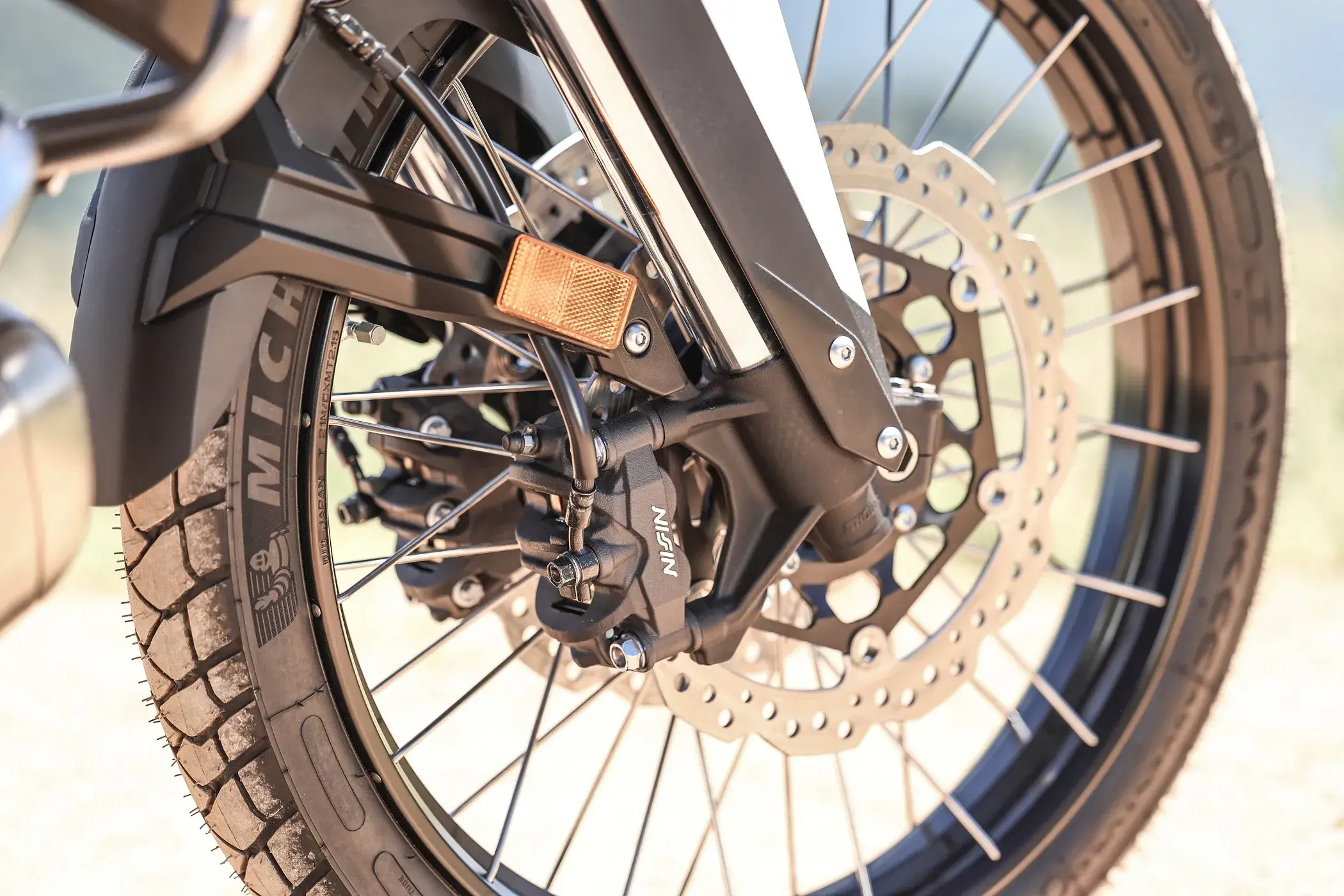 Com roda dianteira de 19 polegadas, a Africa Twin Adventure Sports fica ainda mais adequada ao uso em estradas asfaltadas