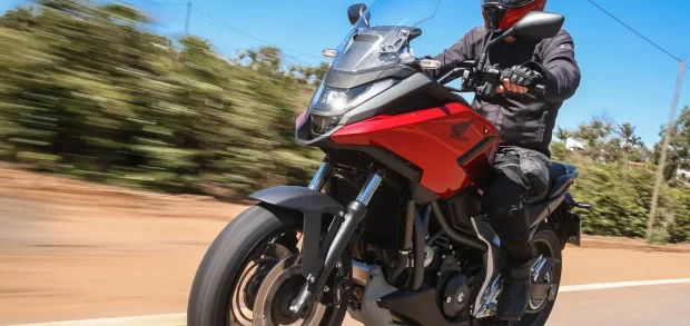 O novo painel de instrumentos é uma tela de de TFT de cinco polegadas, como em outros modelos da Honda